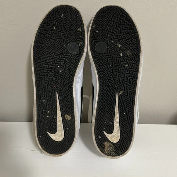 MEN'S NIKE SB CHARGE SNEAKERS - Picture 7 of 8